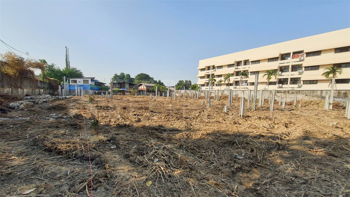 Land Area Prakanong