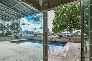 ดิ เอ็มไพร์ เพลส