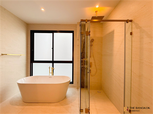 BUGAAN  Krungthep Kreetha