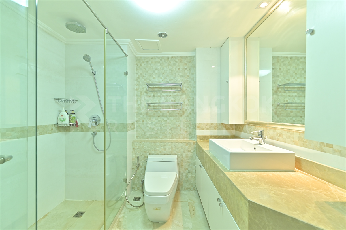 อโศก เพลส